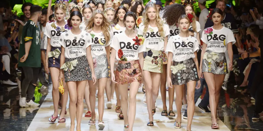 Tendenze moda giovani, scelta t-shirt con scritte e stampe personalizzate