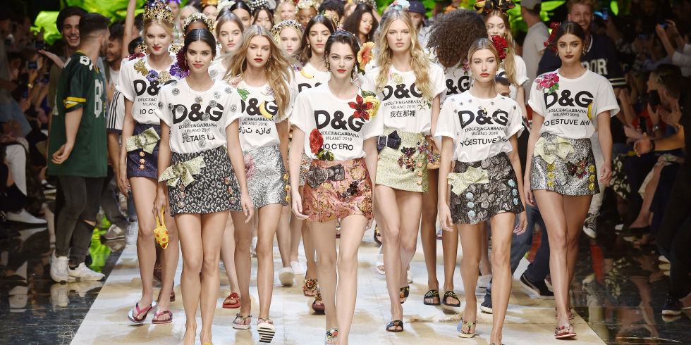 Tendenze moda giovani, scelta t-shirt con scritte e stampe personalizzate