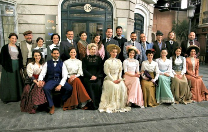 Un incendio ha devastato il set della soap opera Una Vita