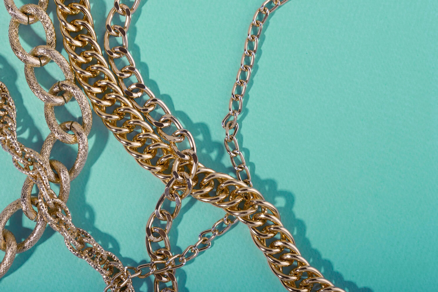 Accessori metallici nella moda: funzionalità ed estetica tra tradizione e innovazione