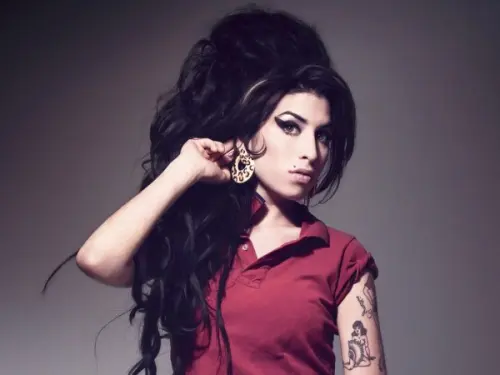 Amy Winehouse, la madre “Mia figlia era malata”, ecco Loving Amy