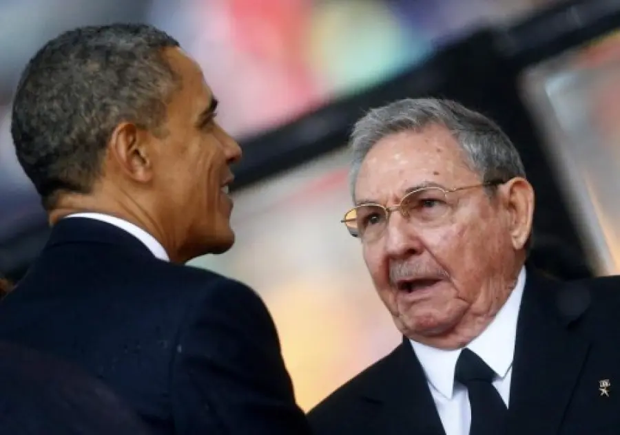La stretta di mano di Barack Obama e Raul Castro