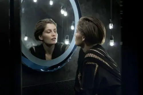 Laetitia Casta taglia i capelli