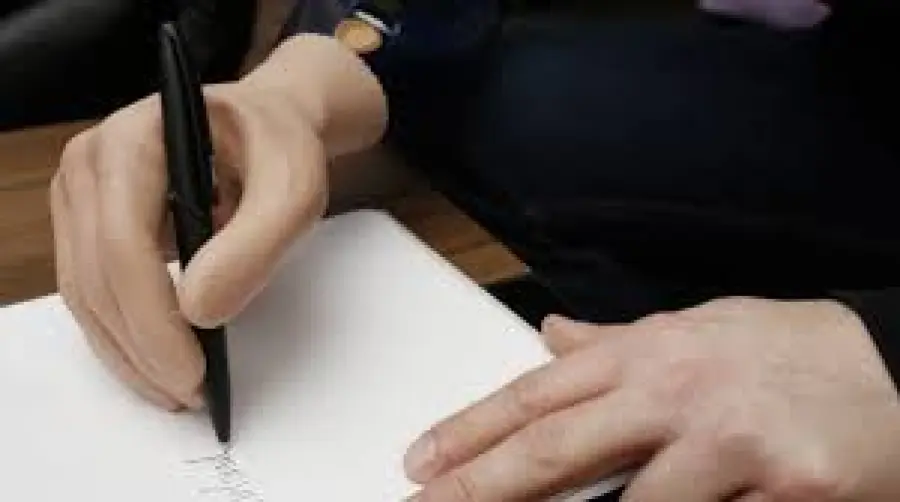 La mano bionica monitorata dal pensiero