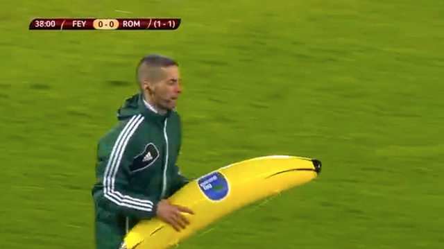 Feyenoord-Roma 1-2 con banana in campo