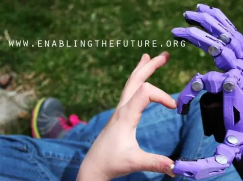 Mani bioniche da supereroi per bambini