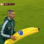 Feyenoord-Roma 1-2 con banana in campo