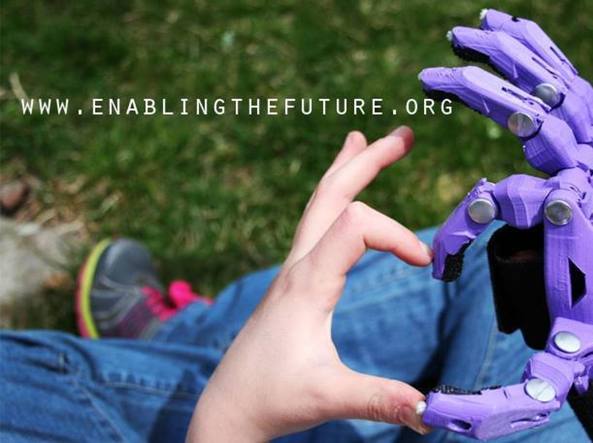 Mani bioniche da supereroi per bambini