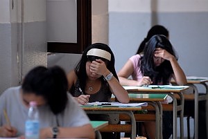 Il telefonino come spalla durante un'esercitazione