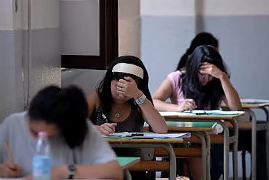 Il telefonino come spalla durante un'esercitazione