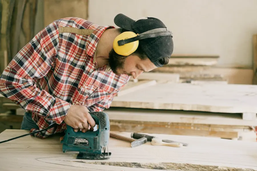 Rumore sul lavoro: la tutela dell’udito tra norme, rischi reali e scelte tecniche